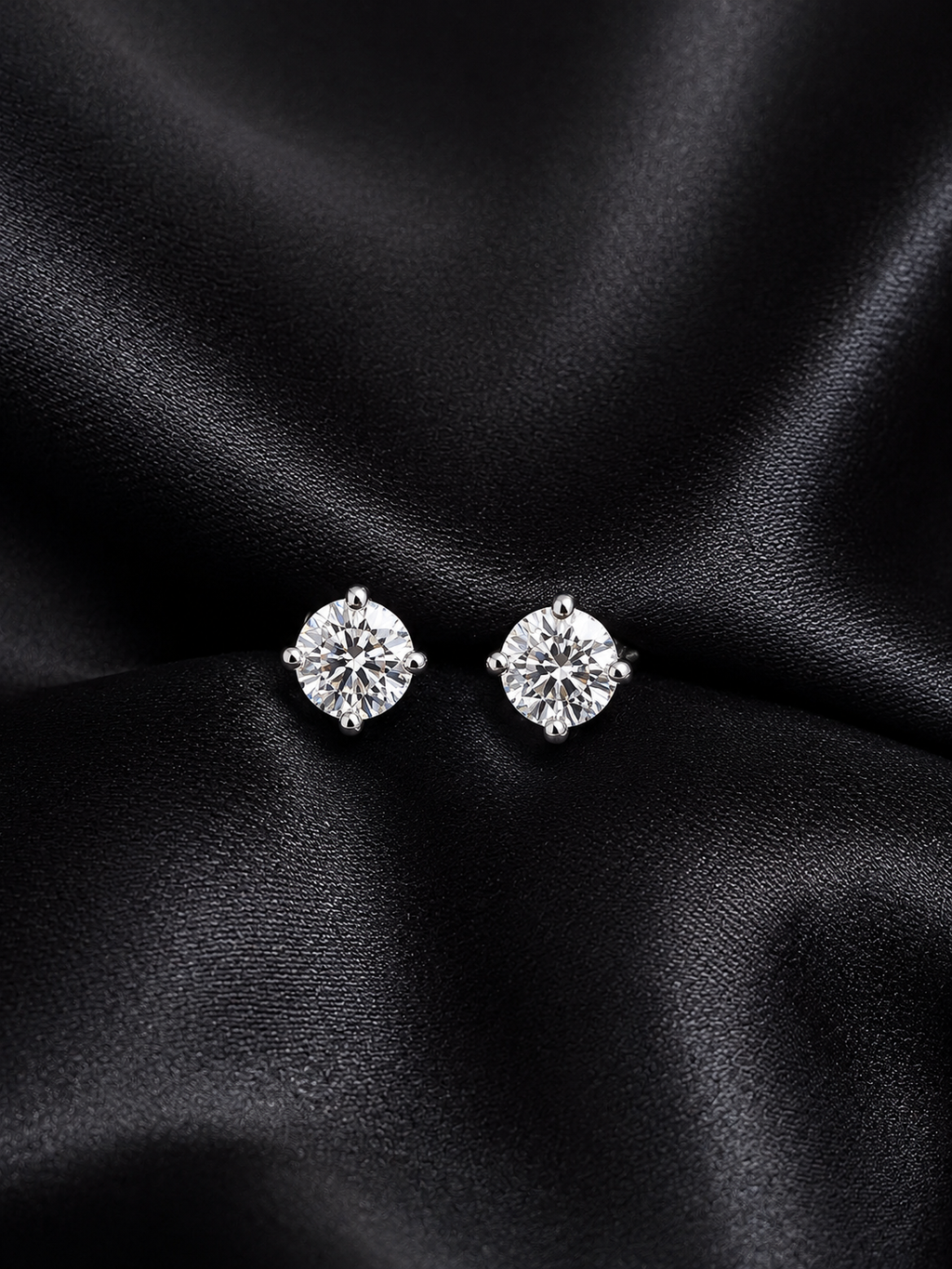 O’Maria demantseyrnalokkar 0,60 ct í 18kt hvítagulli