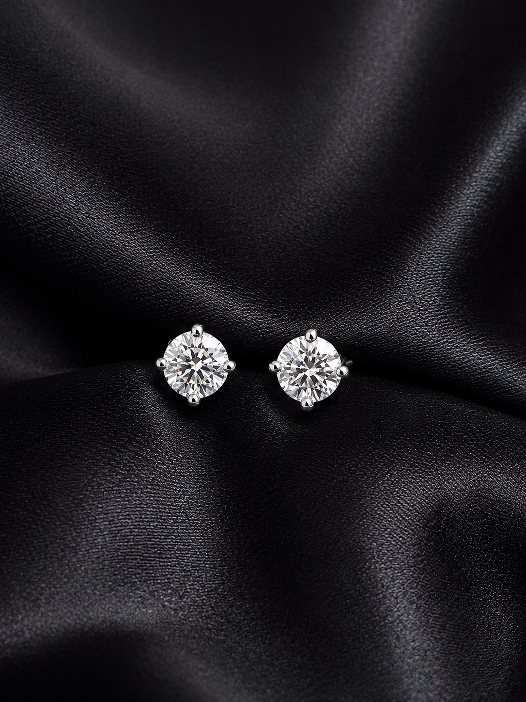 O’Maria demantseyrnalokkar 0,60 ct í 18kt hvítagulli