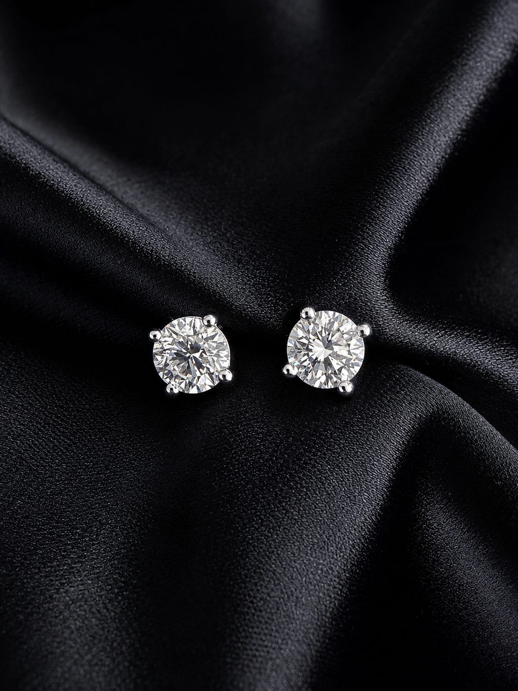 O’Maria demantseyrnalokkar 1,02 ct í 18kt hvítagulli