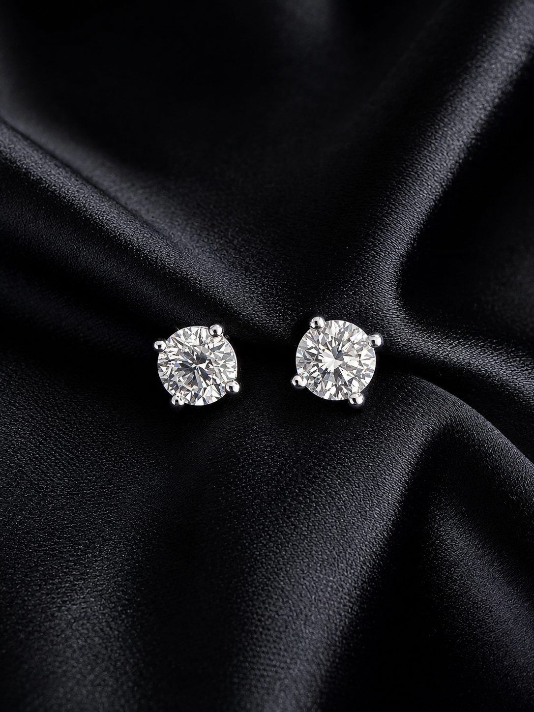 O’Maria demantseyrnalokkar 1,02 ct í 18kt hvítagulli