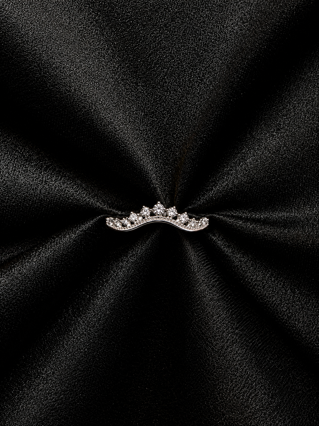 Crown demantshringur 0.25ct í 14kt hvítagulli á svörtu satíni