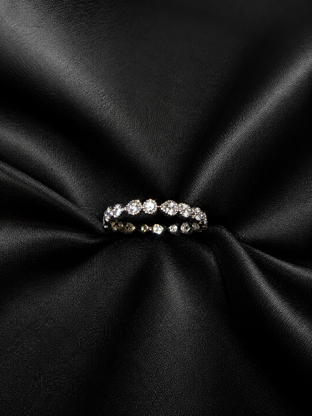 Demantshringur 0,50 ct í 14kt hvítagulli á svörtu satíni