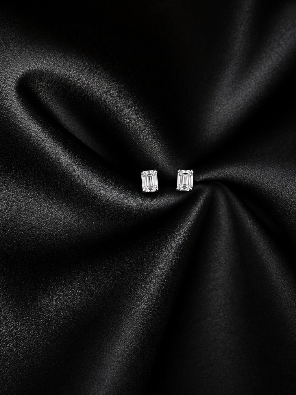 O’Maria emerald cut demantseyrnalokkar úr 14kt hvítagulli með náttúrulegum demöntum