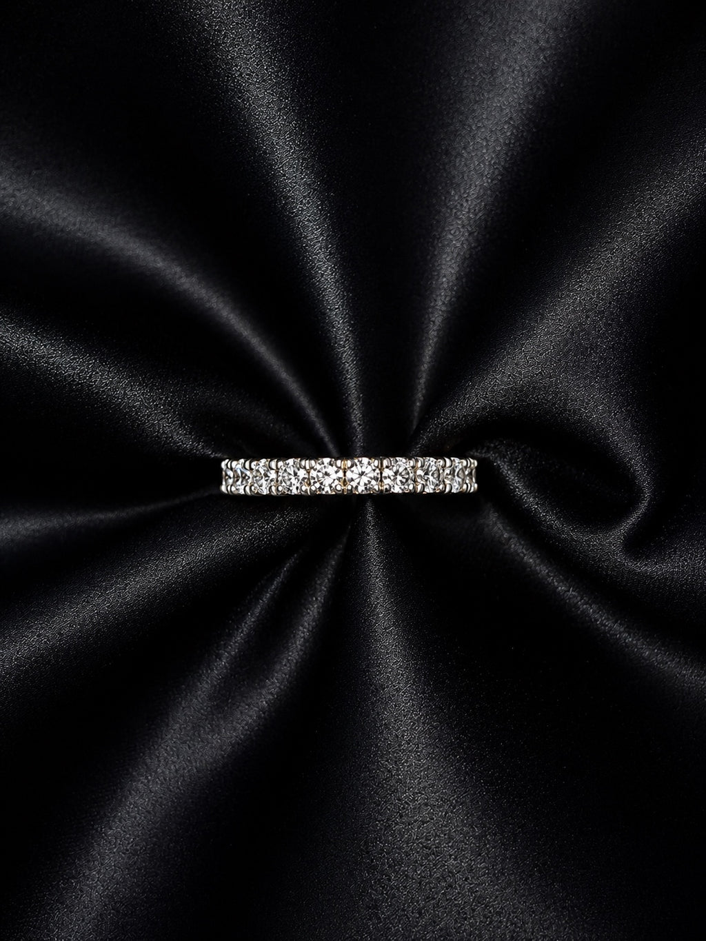 Eternity hringur 1.90ct með náttúrulegum demöntum á svörtu satíni