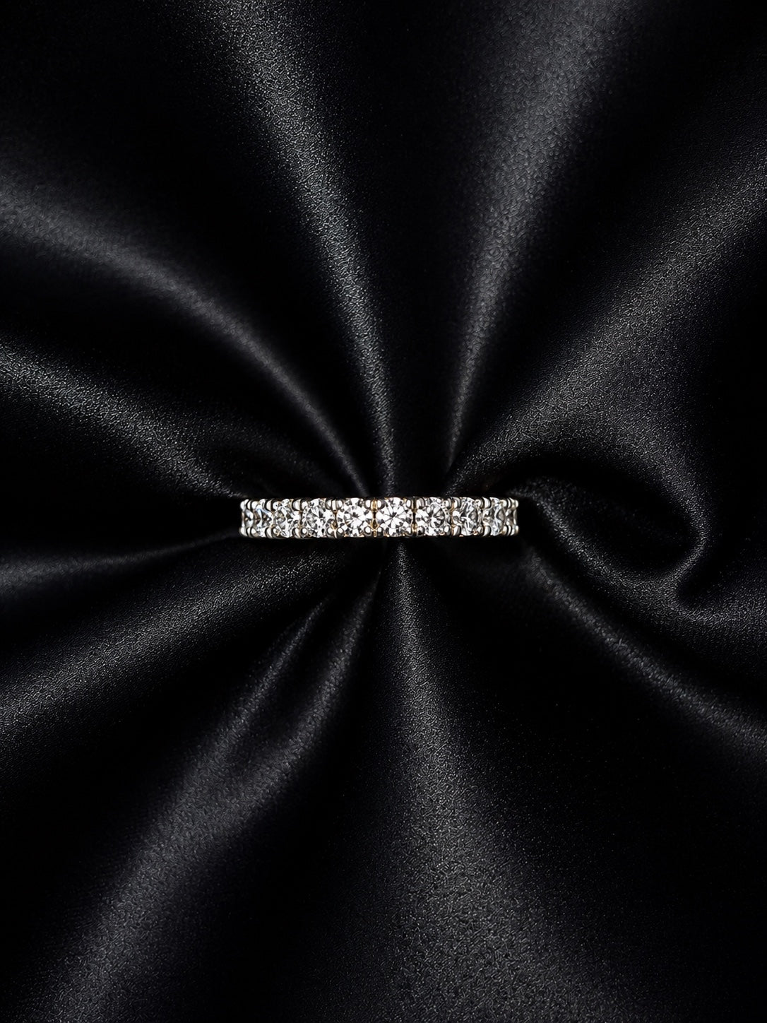Eternity hringur 1.90ct með náttúrulegum demöntum á svörtu satíni