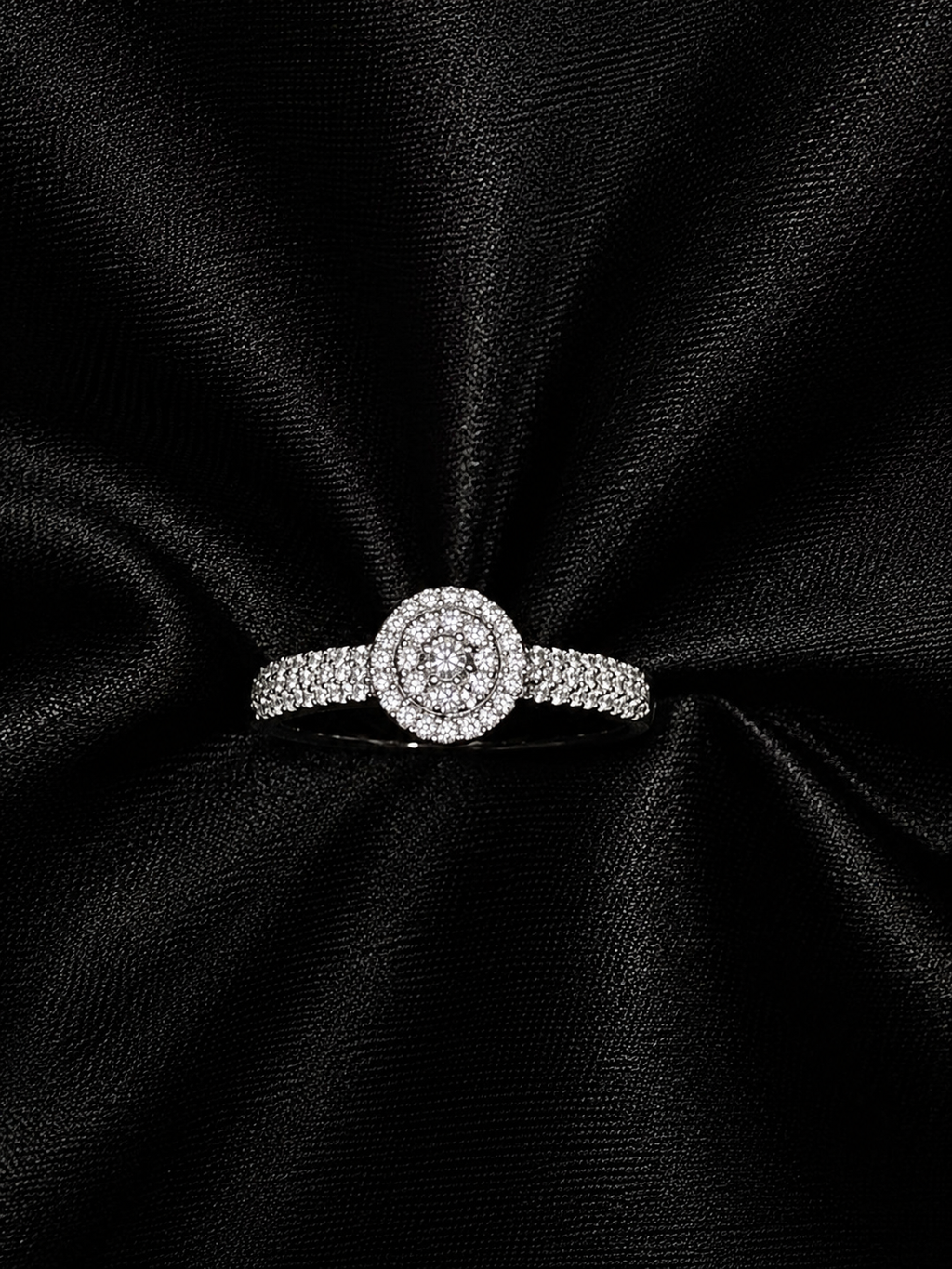 Halo demantshringur 0.40ct í 14kt hvítagulli á svörtu satíni