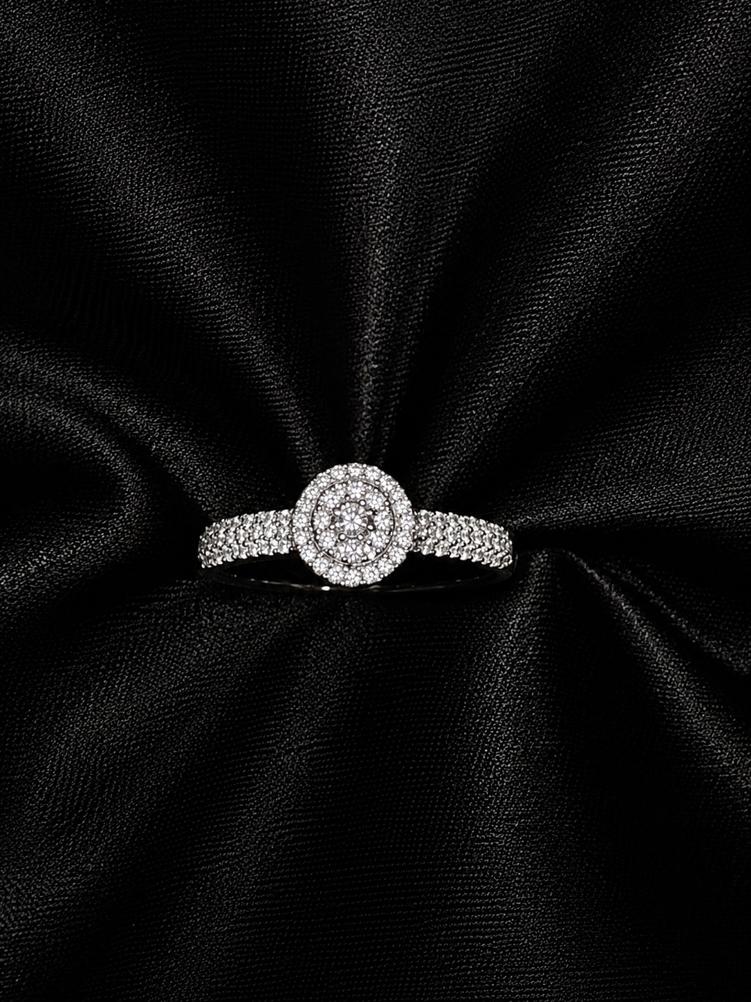 Halo demantshringur 0.40ct í 14kt hvítagulli á svörtu satíni