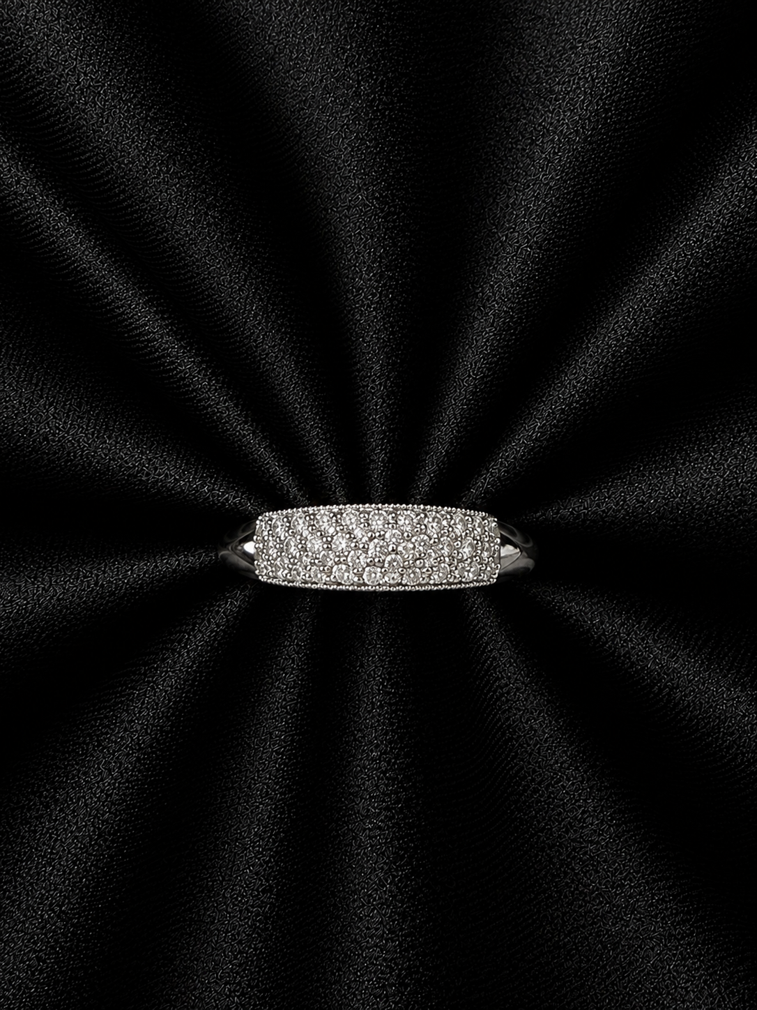 Pavé demantshringur 0,30 ct í 14kt hvítagulli á svörtu satíni