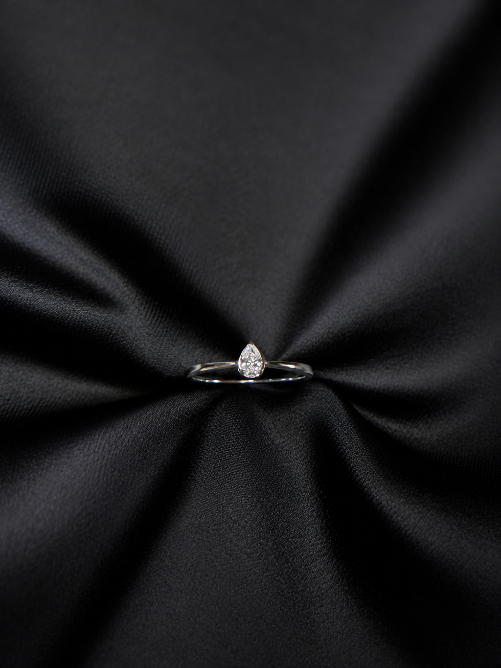 Pear Cut demantshringur 0.20 ct í hvítagulli á svörtu satíni
