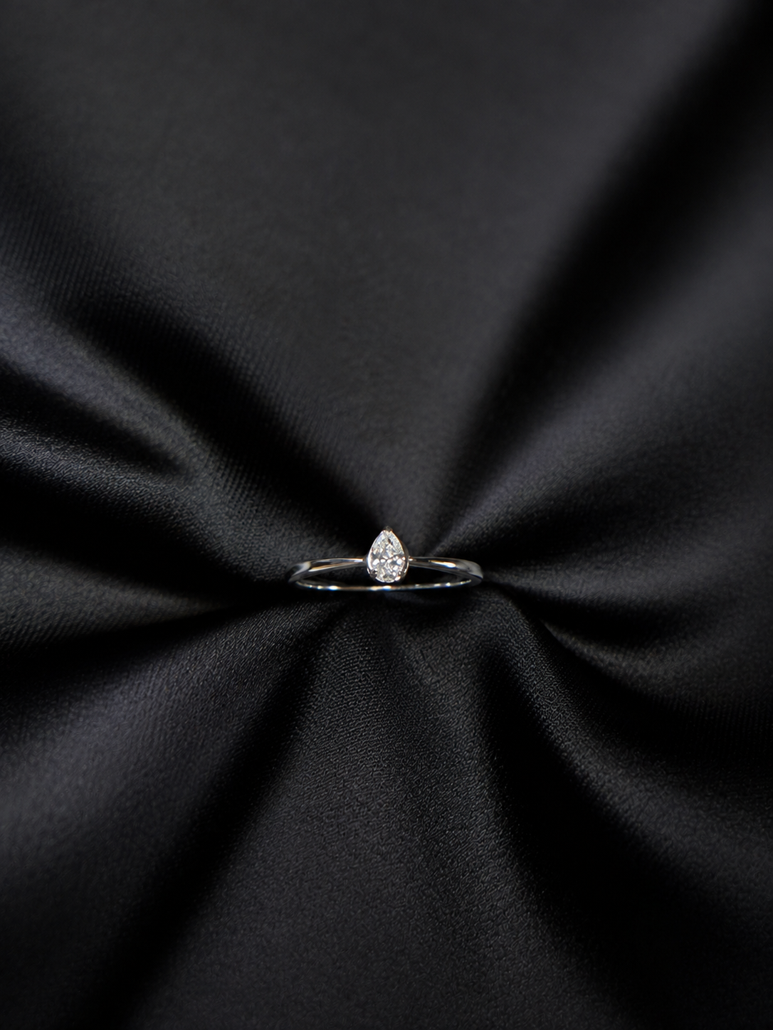 Pear Cut demantshringur 0.20 ct í hvítagulli á svörtu satíni