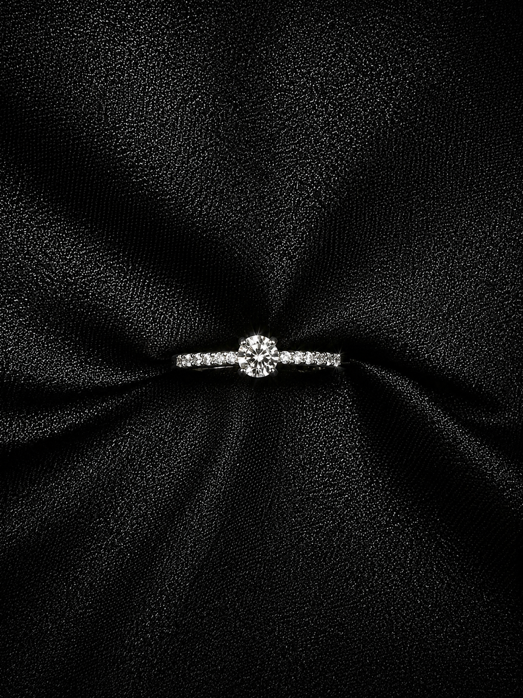 Demantshringur 0.30ct í 14kt hvítagulli á svörtu satíni