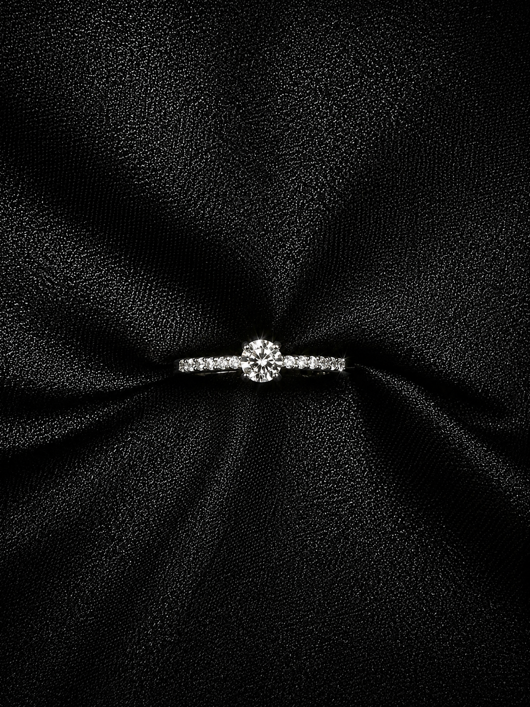 Demantshringur 0.30ct í 14kt hvítagulli á svörtu satíni