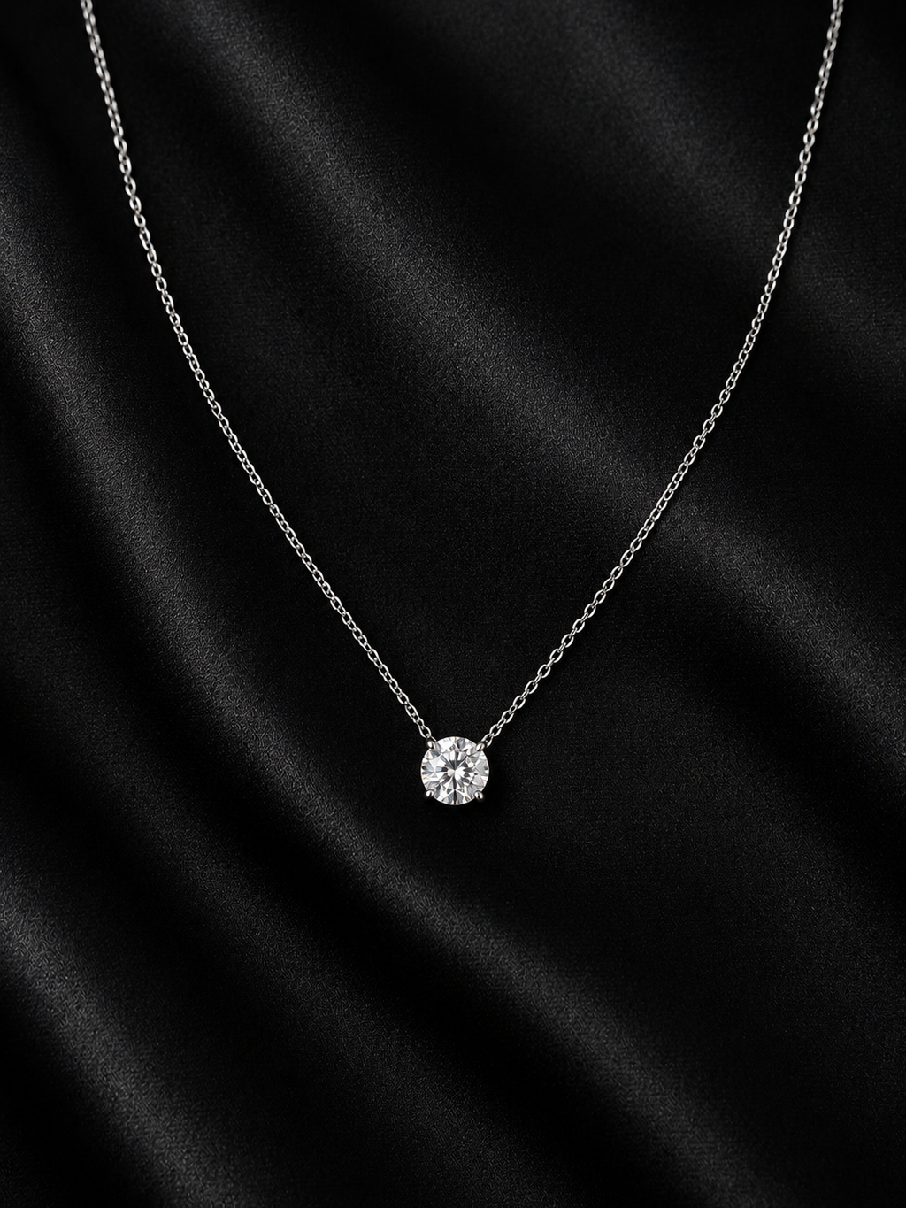 O’Maria solitaire demantshálsmen úr 18kt hvítagulli með 0,50 ct demanti