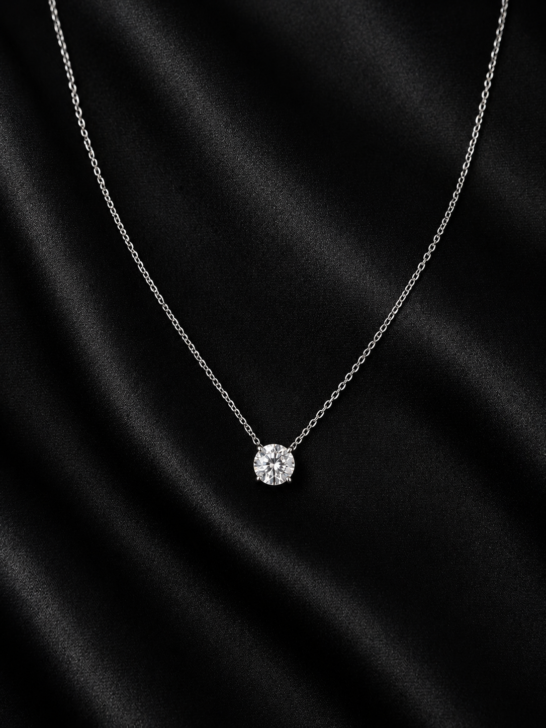 O’Maria solitaire demantshálsmen úr 18kt hvítagulli með 0,50 ct demanti
