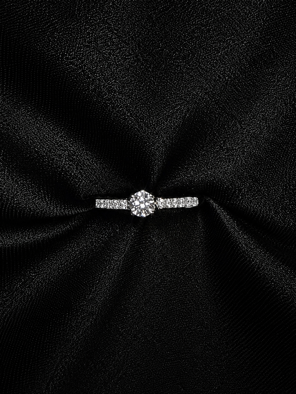 Solitaire demantshringur með þykkara bandi í 14kt hvítagulli á svörtu satíni