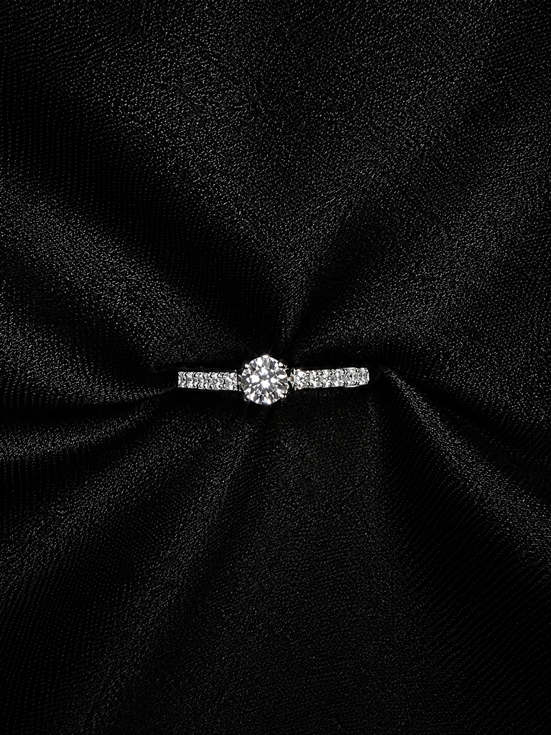 Solitaire demantshringur með þykkara bandi í 14kt hvítagulli á svörtu satíni
