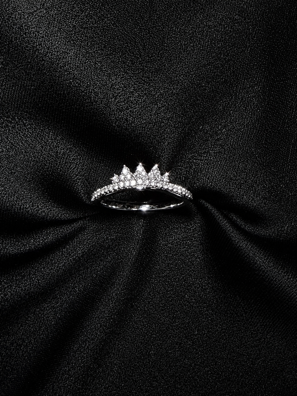 Tiara demantshringur 0.21ct í 14kt hvítagulli á svörtu satíni